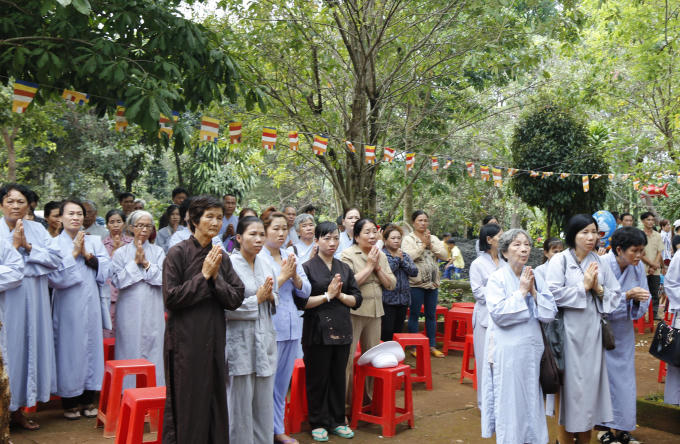 Phật tử đồng bào về tham dự.