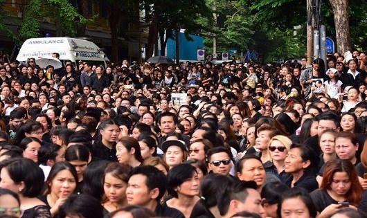 Hàng ngàn người dân Thái xếp hàng chờ đón xe chở Linh cữu  Vua Bhumibol Adulyadej đi qua.