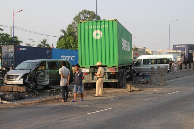 Cận cảnh hiện trường vụ tai nạn liên hoàn trên cầu vượt ngã tư Thủ Đức