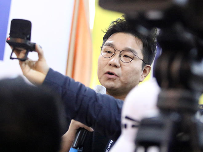 Lee Jae Hyung phỏng vấn HLV Park Hang Seo trong cuộc họp báo.