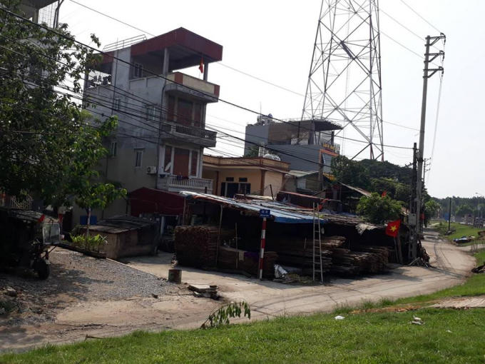 Các công trình này còn nằm ngay dưới chân cột điện cao thế.