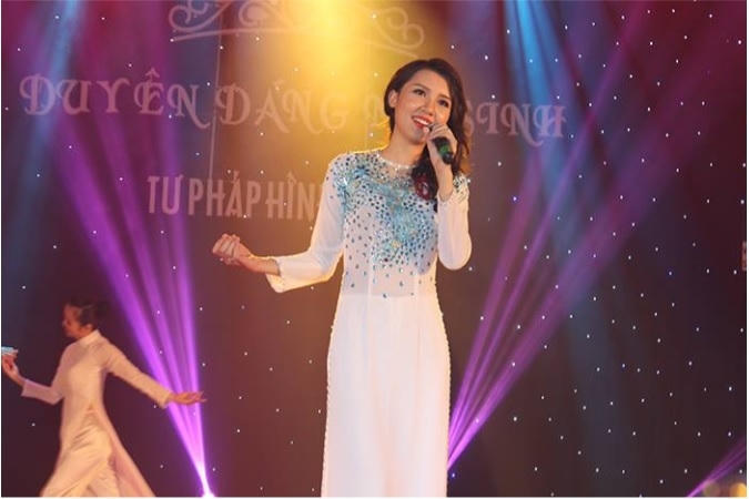 Minh Phương tỏa sáng bởi chất giọng đầm ấm qua ca khúc “Tự nguyện“ trong phần thi Tài năng.