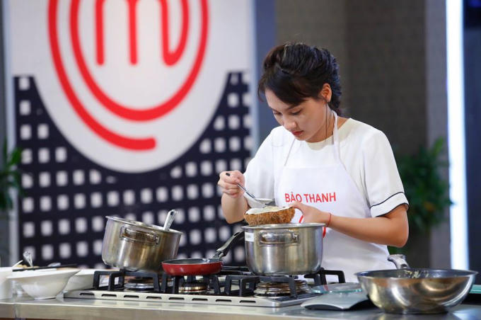 Bảo Thanh gặp nhiều áp lực trước thử thách nấu chè trôi nước.