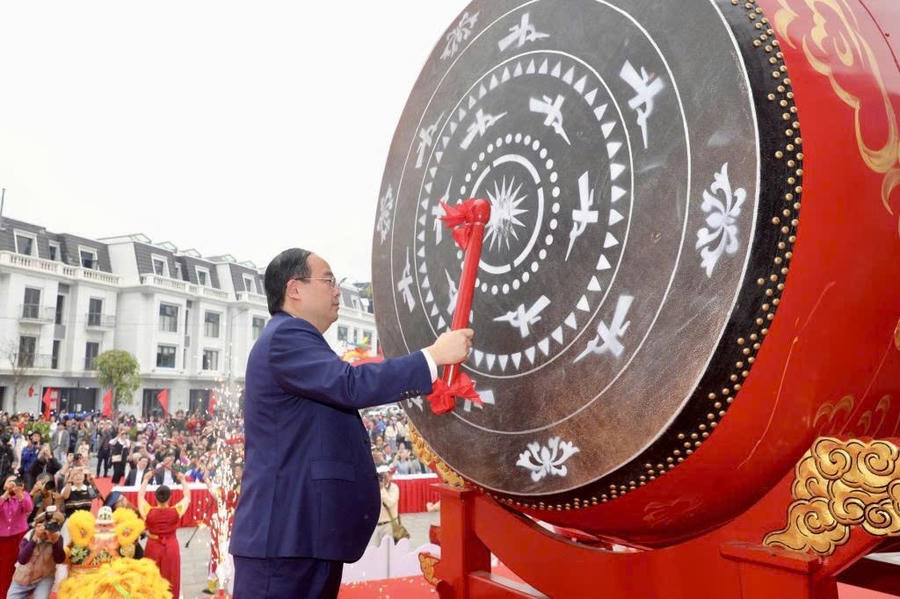 Ông Quản Minh Cường, Ủy viên Trung ương Đảng, Bí thư Tỉnh ủy, Trưởng Đoàn ĐBQH tỉnh, đánh trống khai hội.