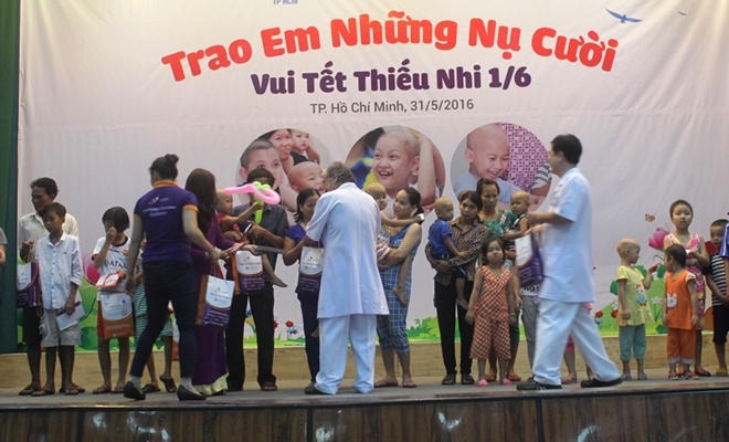 Những em b&eacute; ung thư mang chai dịch truyền đ&oacute;n Tết thiếu nhi