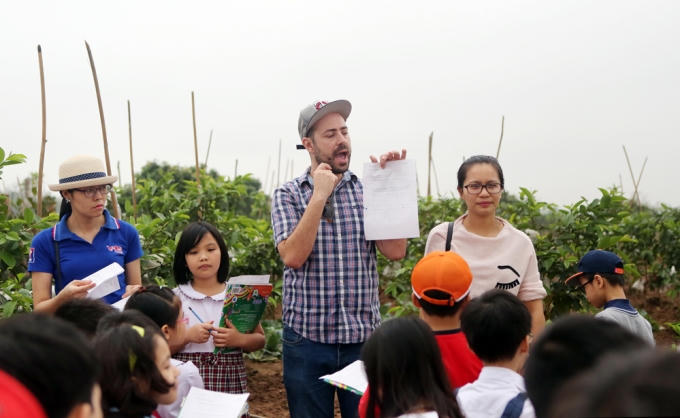 C&aacute;c b&eacute; sẽ điền t&ecirc;n c&aacute;c con vật, lo&agrave;i c&acirc;y m&igrave;nh kh&aacute;m ph&aacute; được v&agrave;o trong phiếu c&oacute; sẵn.