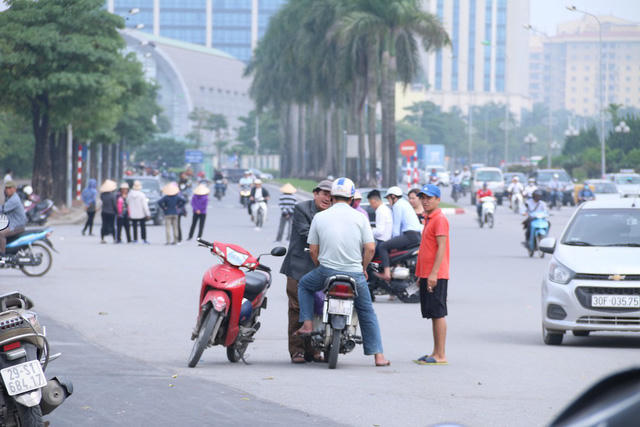 Cánh phe vé hoạt động nhộn nhịp trước cổng sân Mỹ Đình.
