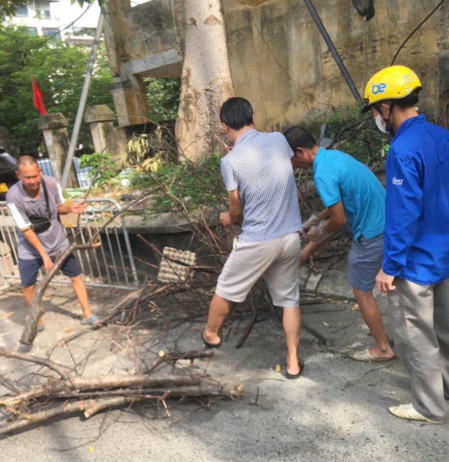 Buổi thu dọn rác tại ao chùa Triều Khúc của các anh Nguyễn Gia Cường, Triệu Quang Dưỡng và Nguyễn Huy Đức.