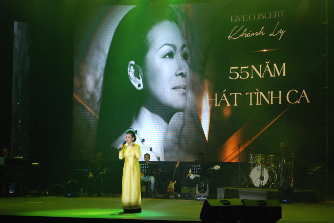 Nữ danh ca Khánh Ly vừa tự làm MC giới thiệu bài hát mình biểu diễn cho khán giả Đà Nẵng.