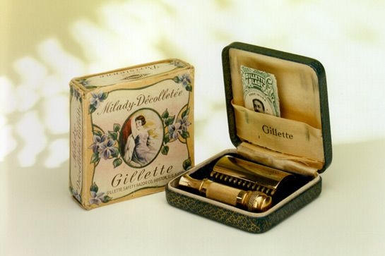 Dao cạo: Chiếc dao cạo đầu tiên dành cho phụ nữ ra đời vào năm 1915, do thương hiệu Gillette sản xuất. Nó có hình dáng khá gần gũi với các loại dao cạo hiện đại, chỉ khác đôi chút về chất liệu với phần đầu bằng kim loại và cán được làm từ gỗ.