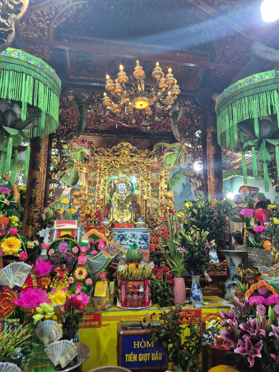 Cách đền thờ Bảo Hà nơi thờ quan Hoàng Bảy không xa là đền Cô Bé Tân An cũng được người dân và du khách về dâng hương cầu tài, cầu may mắn.
					
				
			
			Cách đền thờ Bảo Hà nơi thờ quan Hoàng Bảy không xa là đền Cô Bé Tân An cũng được người dân và du khách về dâng hương cầu tài, cầu may mắn.