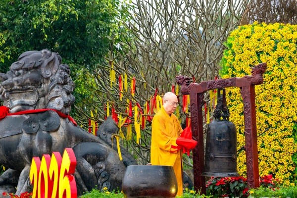 Hòa thượng Thích Thanh Nhiễu, Ủy viên Thường trực Hội đồng Chứng minh, Phó Chủ tịch Thường trực Hội đồng Trị sự Giáo hội Phật giáo Việt Nam, Trụ trì chùa Bái Đính thỉnh chuông khai hội chùa Bái Đính.