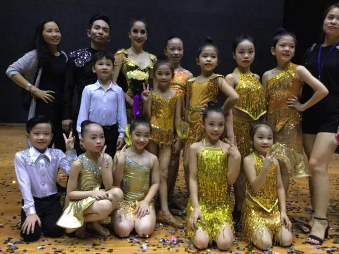 Thùy Dương cùng kiện tướng Dance sport Khánh Thi.