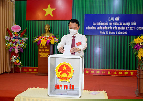 Bí thư Tỉnh ủy Đỗ Đức Duy - bỏ phiếu bầu cử tại Khu vực bầu cử số 13, phường Đồng Tâm, thành phố Yên Bái.
