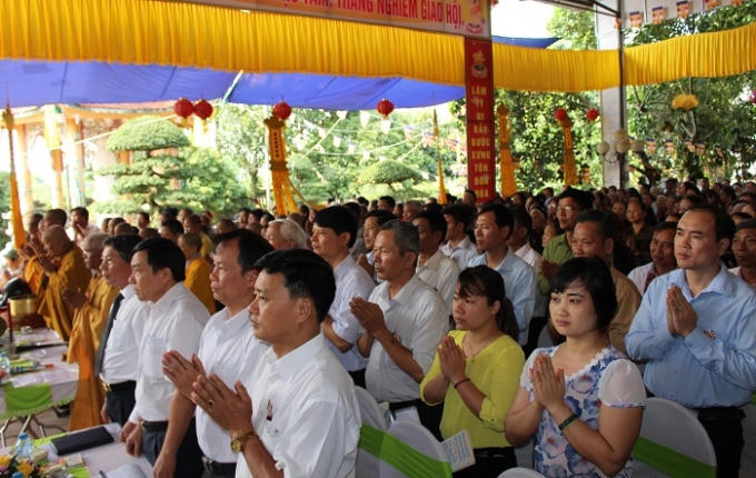 Tăng ni, phật tử cầu quốc th&aacute;i d&acirc;n an.