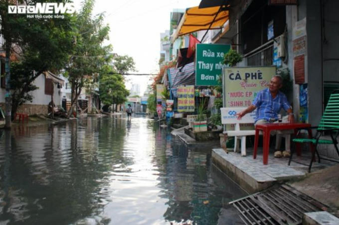 Theo người dân, triều cường lên rất nhanh, nhưng rút chậm nên con hẻm này đã bị ngập nhiều ngày.