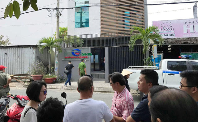 Lực lượng công an phong tỏa, khám nghiệm hiện trường vụ việc.