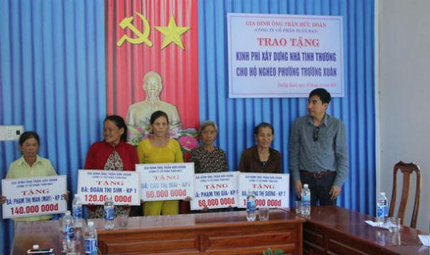 12 hộ khó khăn được hỗ trợ từ 60 đến 140 triệu đồng để sửa và xây nhà mới.