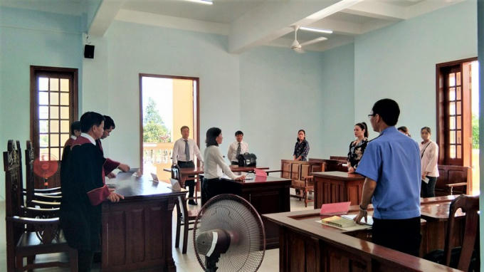 HĐXX quyết định hoãn phiên tòa.