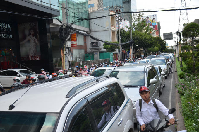 Kẹt xe trên đường Phan Xích Long.