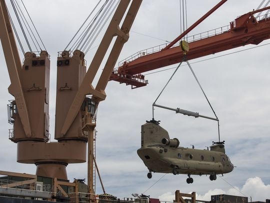 Trực thăng vận tải CH-47 Chinook của Mỹ được đưa tới Vịnh Subic hôm 1/4. (Ảnh: US Marines)