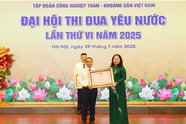 Phó Chủ tịch nước Võ Thị Ánh Xuân trao tặng Huân chương Lao động hạng Ba cho anh Đỗ Tuấn Thoan, công nhân Phân xưởng Vận tải lò, Công ty CP Than Vàng Danh.