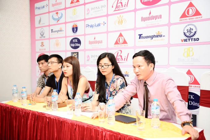 Ban tổ chức Người đẹp Ảnh Việt Nam.