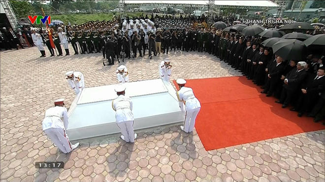 Nghi thức lấp mộ.