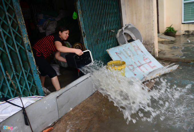 Họ phải hì hục tát nước ra khỏi nhà.