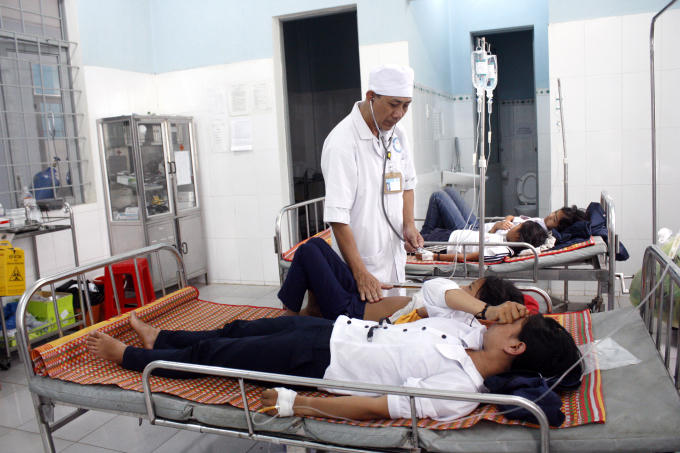 Các em học sinh bị ngộ độc thực phẩm được nhập viện cấp cứu.