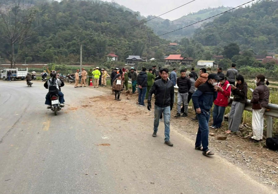 Lực lượng chức năng có mặt tại hiện trường để xử lý vụ việc.