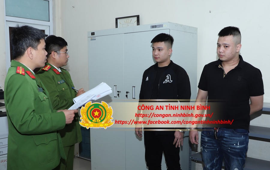 Đối tượng truy nã Nguyễn Mạnh Đức (trái) và Nguyễn Mạnh Cường (phải).