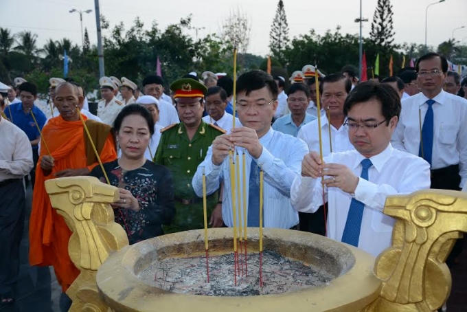 Bộ trưởng Bộ Tư pháp Lê Thành Long dâng hương tại Nghĩa trang liệt sĩ tỉnh Kiên Giang.