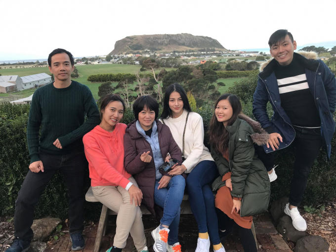 Hoa hậu Phương Kh&aacute;nh tiết lộ chuyến đi &yacute; nghĩa: C&ugrave;ng mẹ tới nước &Uacute;c tham dự kh&oacute;a thiền