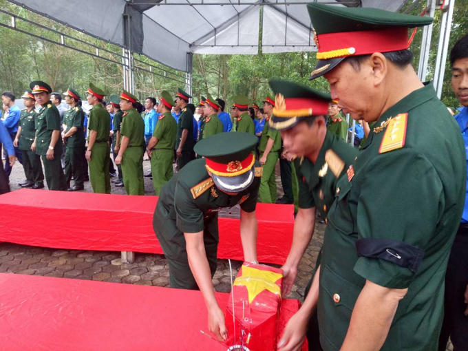 Sáng 19/5, đúng ngày sinh nhật Bác, 12 bộ hài cốt liệt sỹ đã về với đất mẹ.