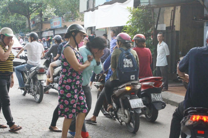 Mẹ nạn nhân khóc ngất khi biết đó là thi thể của con trai mình.