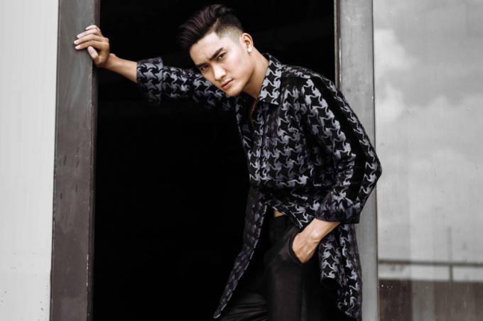 Sở hữu gương mặt góc cạnh, cặp mắt sắc lạnh cùng vẻ ngoài nam tính. Nam vương Lương Gia Huy luôn có sức hút nhất định đối với người đối diện, đặc biệt là phái nữ mỗi khi xuất hiện.