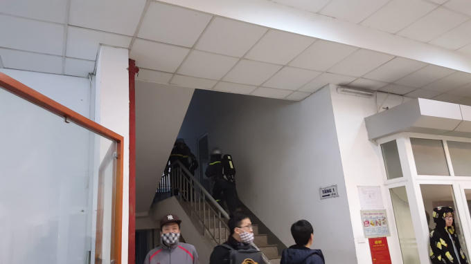 Lính cứu hỏa phối hợp cùng Công an phường Dịch Vọng Hậu sơ tán người dân, đồng thời khẩn trương tiếp cận đám cháy để giải cứu 1 số người bị mắc kẹt phía trên.