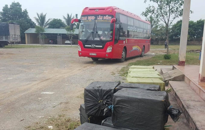 Kiểm tra chiếc xe khách lực lượng chức năng phát hiện 17 thùng xốp chất đầy nhộng tằm đã bốc mùi hôi thối.