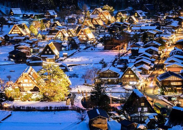 Shirakawa-go là di sản Thế giới được UNESCO công nhận với những ngôi nhà mái tranh truyền thống. Ảnh: jrailpass