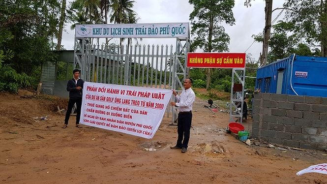 Người dân phản ứng việc nhà đầu tư "ngăn sông cấm biển", bịt đường lên xuống biển của người dân.
