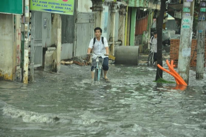 Hoặc là leo lên vỉa hè để đi cho nhanh.