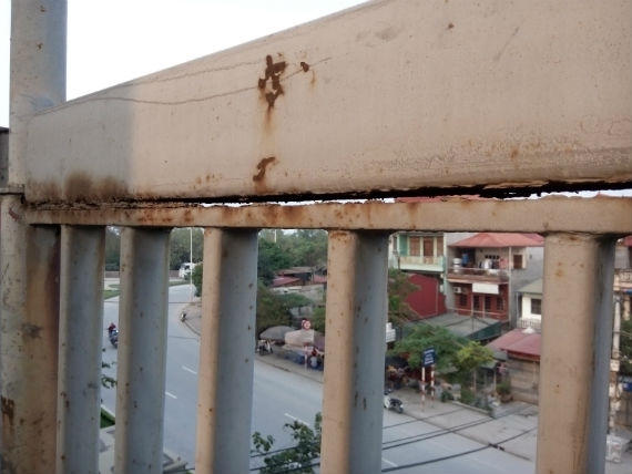 Cầu rung lắc suốt ngày đêm, xé rách mối hàn lan can rộng đến 2 cm. Ảnh chụp ngày 10/04 hướng Bắc Từ Liêm đi Đông Anh.