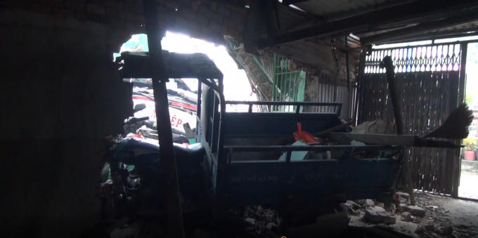 TP HCM: Tr&aacute;nh người sang đường, container t&ocirc;ng h&agrave;ng loạt nh&agrave; d&acirc;n