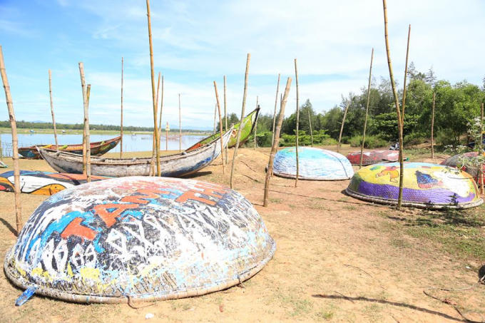 Cả trăm con thuyền thúng được khoác màu áo mới nhờ các bức bích họa.