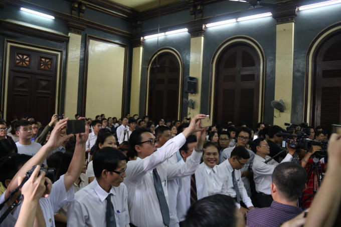 Đông đảo người quan tâm phiên tòa.