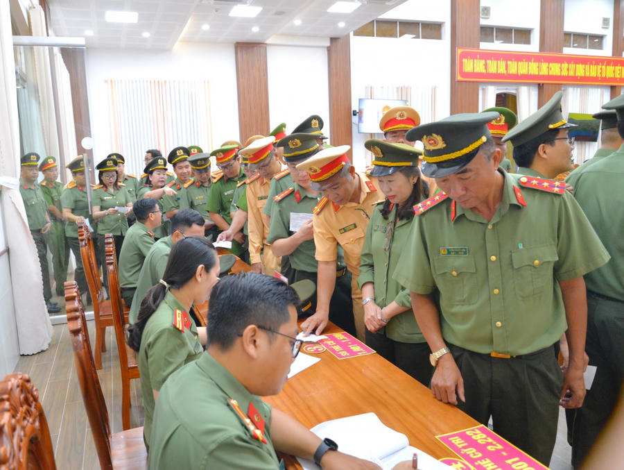 Tổ bầu cử hướng dẫn, phát phiếu bầu cho cử tri.