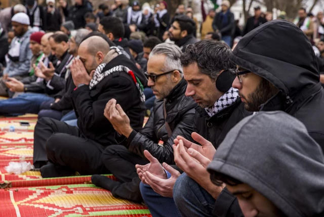 Không chỉ ở Mỹ, cộng đồng người Hồi giáo tại nhiều quốc gia trên thế giới, đặc biệt ở Palestine và những quốc gia có đông dân Hồi giáo, cũng rầm rộ biểu tình phản đối quyết định của Tổng thống Trump. (Ảnh: Getty)