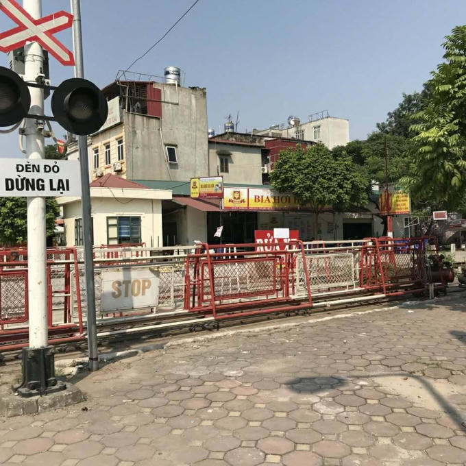 Đoạn đường sắt Bắc Hồng - Văn Điển chạy cắt ngang Quốc lộ 32 - quận Bắc Từ Liêm. Ảnh: Mai Thu.