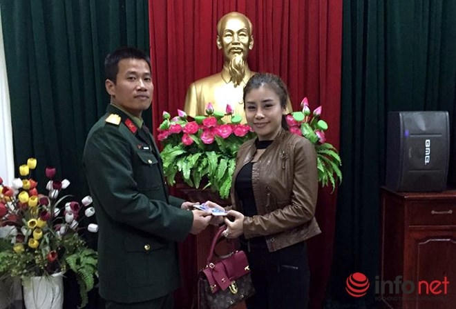 Trung úy Quân nhân chuyên nghiệp Hà Văn Kiên trao lại điện thoại cho người bị hại tại Lữ đoàn 144.